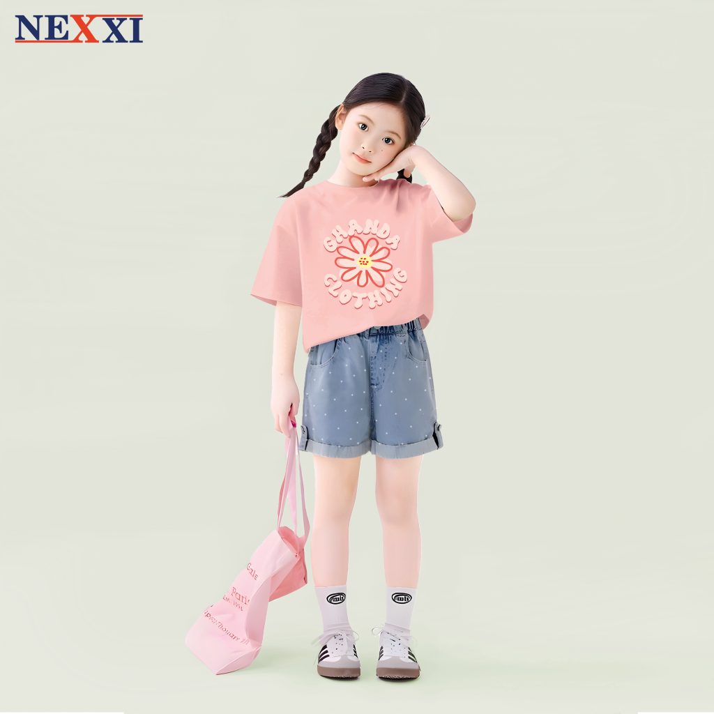 2503.4Sét áo in cánh hoa và quần sọt jean chấm bi